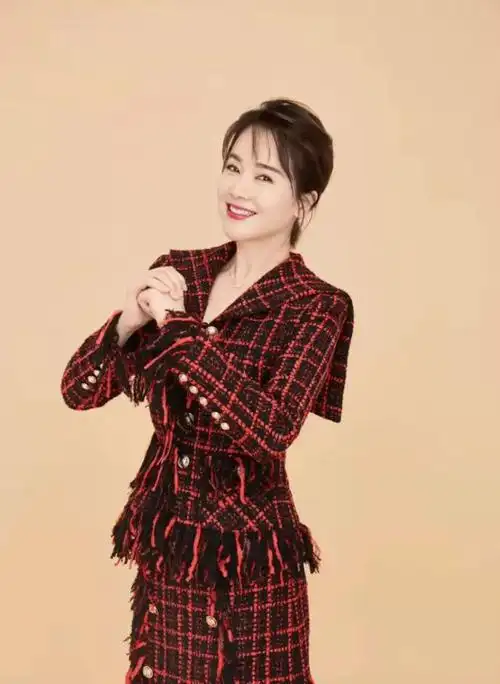 45岁左小青曝近况白到发光皮肤紧致似少女穿旗袍大衣气质十足