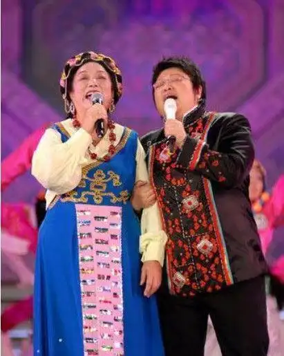 韩红的母亲雍西是藏族歌唱家,因创作演唱《北京的金山上》而让人熟知