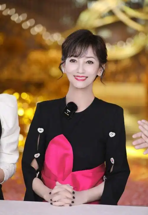 赵雅芝这次特意把头发挽了起来,还染着红色的嘴唇,整个人显得很有国际