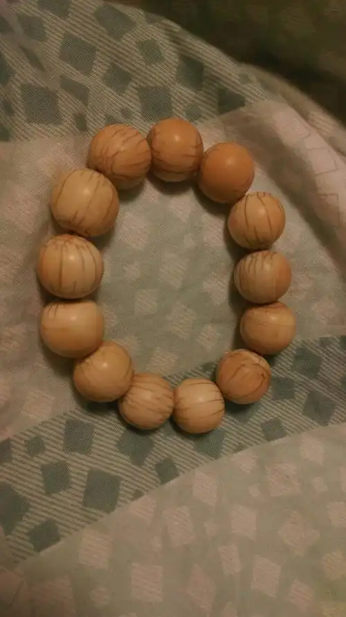 这是朋友给的象牙手串,有谁知道是不是真的?材质价格怎么样?