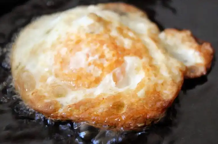 煎荷包蛋记住不要直接下锅学会1个妙招鸡蛋不粘锅香嫩美味