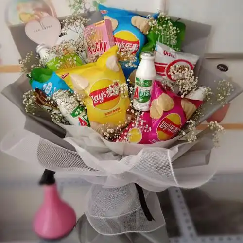 花束网红零食棒棒糖养乐多成品鲜花速递同城毕业创意鲜花速递同城