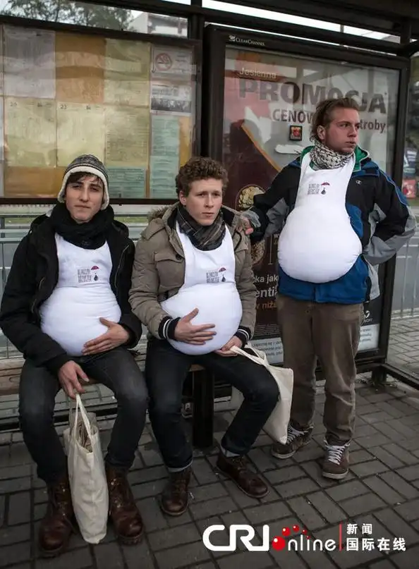 波兰男学生大肚呼吁乘客主动为孕妇让座高清组图