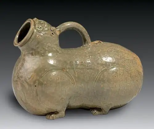 这件文物一出土专家就断定是古人的夜壶看到其刻字后才知错了