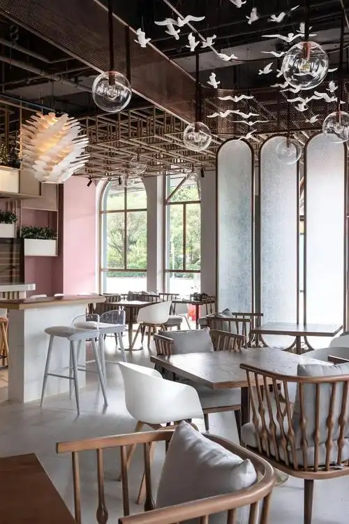 夜幕降临,餐厅内任然繁星点点,为客人呈现了自然界美好的一面,气氛