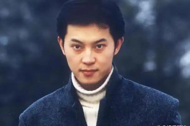 18岁黄渤咱忍了,18岁沈腾也忍了,看到18岁雷佳音我真忍不了了