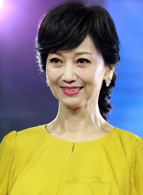 赵雅芝穿高跟鞋做高难度动作,网友惊叹71岁活力像公主.