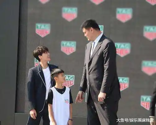 娱乐圈明星跟姚明合影 杨幂卖萌 郭敬明"看不见"看看谁最"囧"?