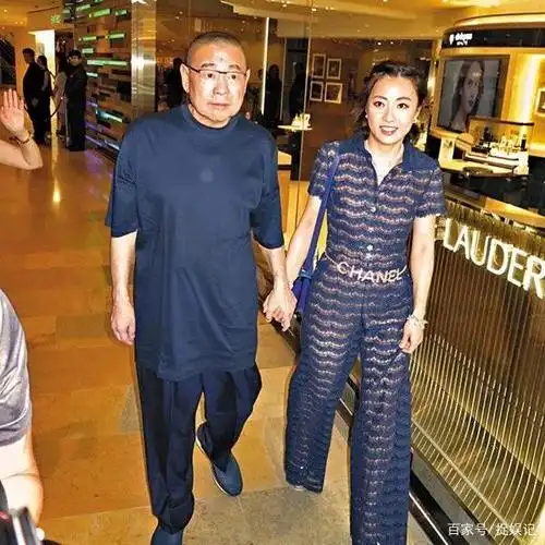 68岁刘銮雄带老婆公开亮相,富豪恢复往日雄风,甘比如小女人一般