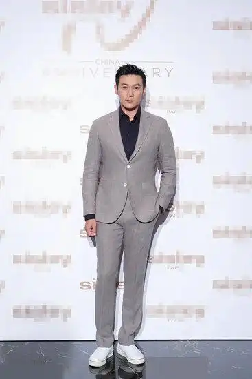 "花样老公"陆毅亮相活动 恰逢鲍蕾生日隔空示爱