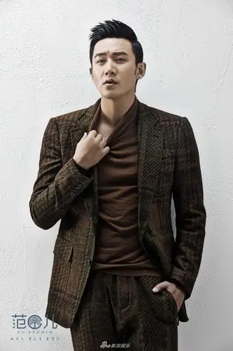 6/ 7新浪娱乐讯 近日,长腿潮爸陆毅曝光一组时尚写真,穿起制服的他