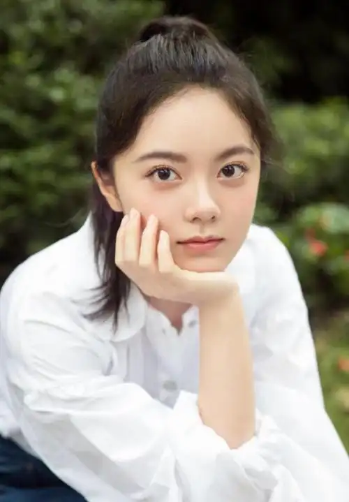 00后顶流女星赵今麦越发成熟!一对大长腿尽显诱惑