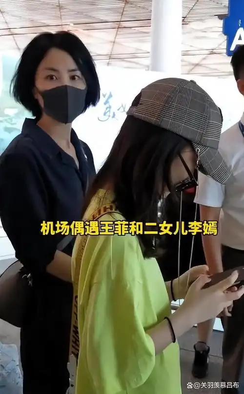 谢霆锋携儿子外出游玩后王菲也带女儿去ktv唱歌身材消瘦很多