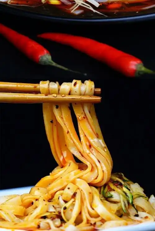 广元米凉面四川陕西省特产小吃广元蒸凉面汉中热米皮袋装速汉中米皮