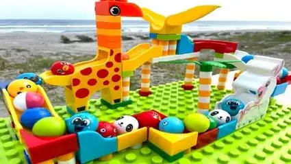 彩色积木玩具拼出长颈鹿游乐园模型