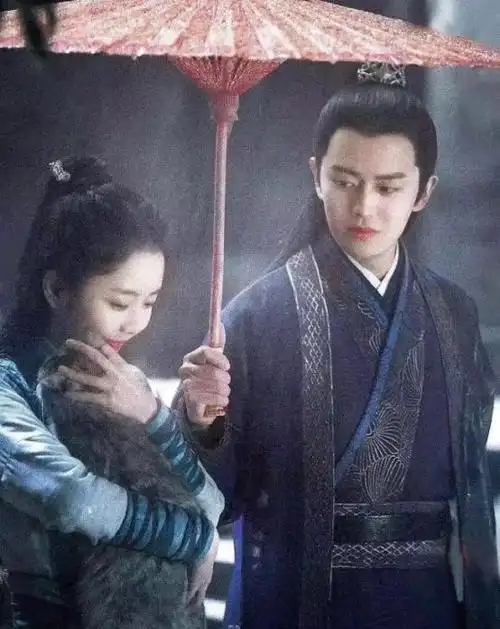 因此,任嘉伦因为演了这个角色,直接就成了那年大家都特别喜欢的"古装