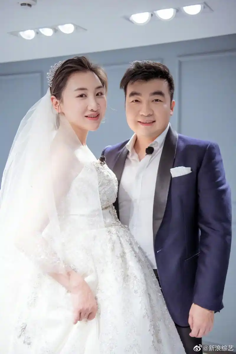 何雯娜挺孕肚穿婚纱优雅大方 与丈夫甜蜜对视超有爱