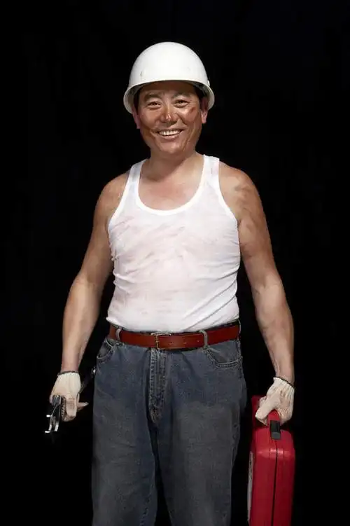 东方人,成年人,中年人,老年人,一个人,建筑工人,办公室,站,笑,微笑