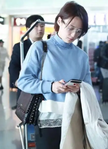 蒋勤勤素颜也惊艳穿一件蓝色卫衣素雅随性气质真不是盖的
