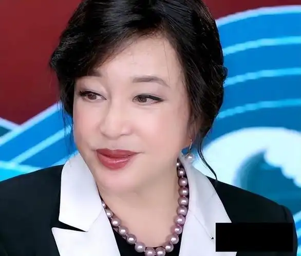 刘晓庆近照太惊悚面部断崖式衰老70岁抹大红唇不把自己当奶奶