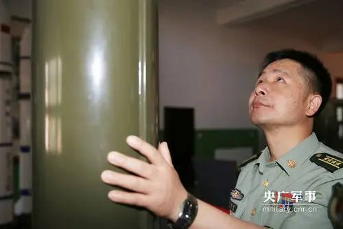 在陈德明的生命里,导弹武器试验事业重于一切.李玉建 摄