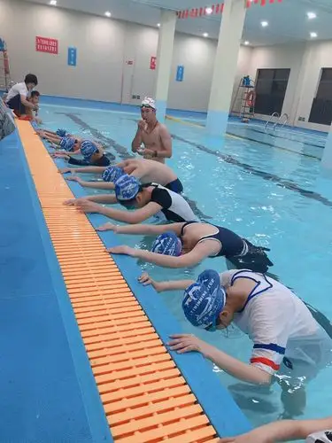 头浸水憋气练习:双手扶池边,嘴巴来吸气,慢慢把头低,水中轻吐气,吐完