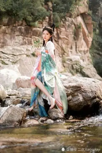 汉服欣赏:袅袅轻烟,清泉托起俊佳人,好一个优雅倾人心