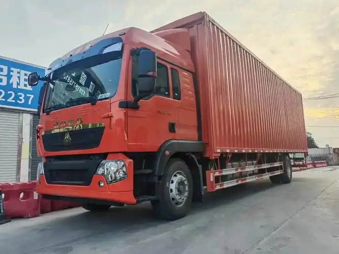 16年重汽96飞翼式货车