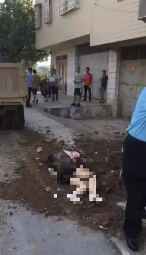 冬青中心小学附近 发生一起严重车祸 现场惨烈… ▼ 视频中可看到是