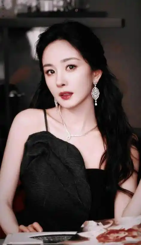 杨幂挑战农村妇女遭群嘲,破棉袄大肚照看着和普通人没区别