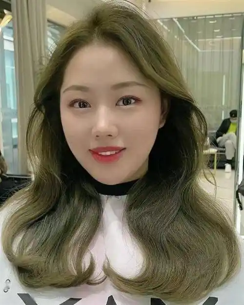 一款生机活力时尚的发色,甜美梦幻时尚,减龄显白效果很好