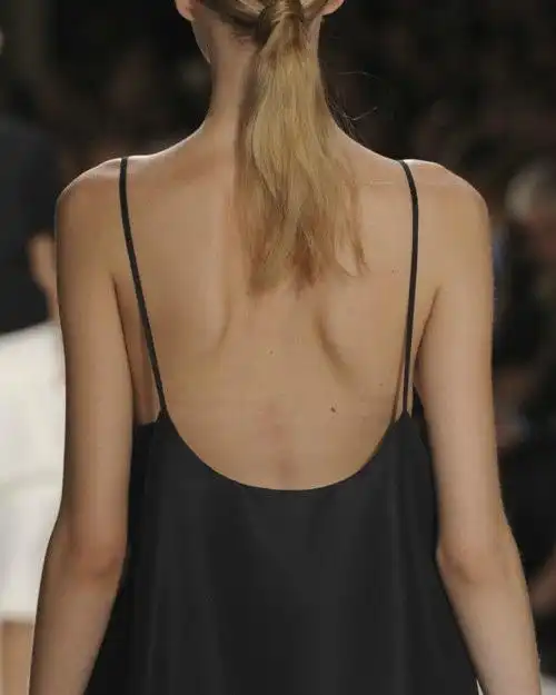 新娘巧练蝴蝶骨,晒出最美背部曲线