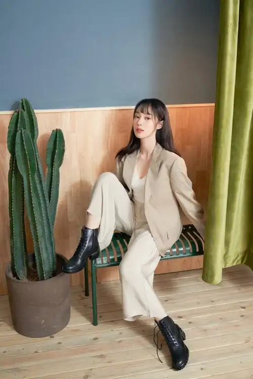 演员#张庭菲# ,脚穿#benative# 拍摄,时而. 来自benative本那 - 微博