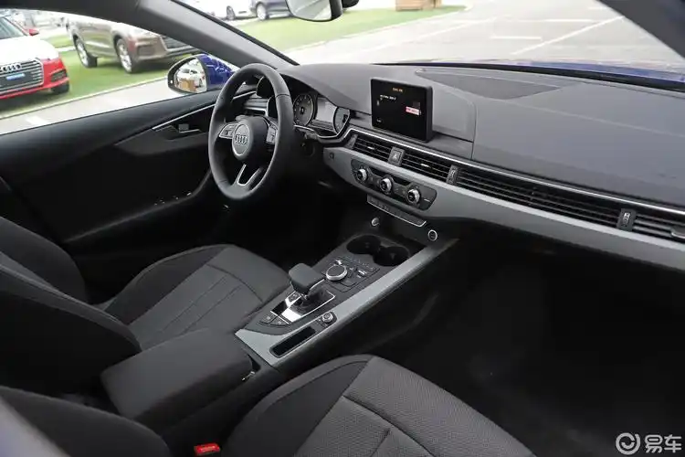 【奥迪a4l2017款plus 40 tfsi 进取版内饰全景副驾驶员方向汽车图片