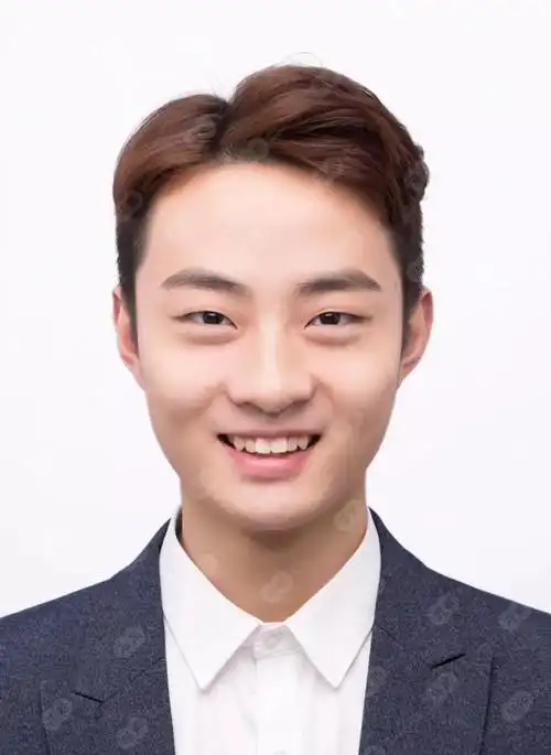 当你去选择照证件照是最大方的衣服就是正装了,这一条穿衣准则对男性