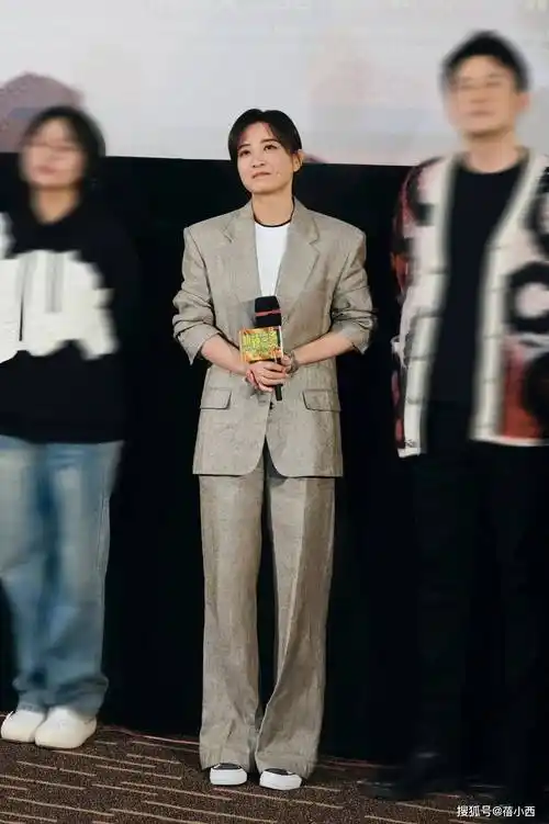 热辣滚烫路演,贾玲带火了一种新穿法:西装 白t 牛仔裤,好洋气_白色