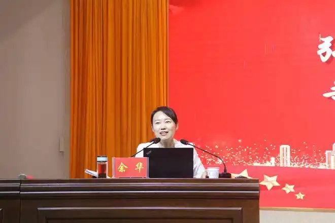 潢川经济开发区党委书记,管委会主任余华到潢川县行知高中讲授思政课