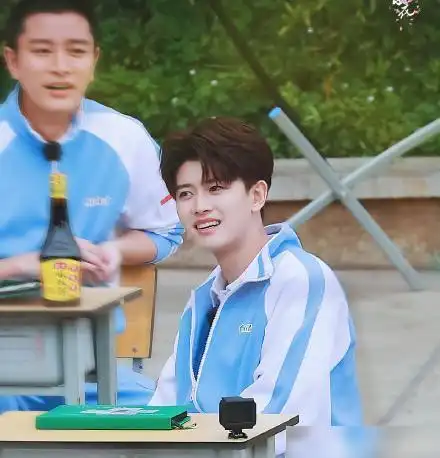 任嘉伦穿上学生装也太减龄了吧,妥妥的一枚校草学霸!