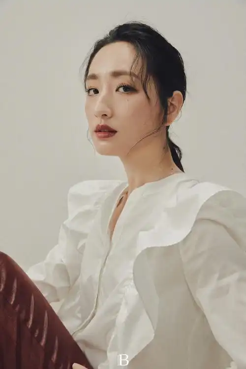 > 柯佳嬿简洁画风时尚写真图片(2/9)