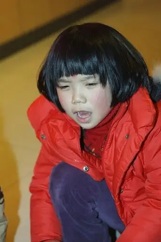 痰盂里的顽皮小女孩