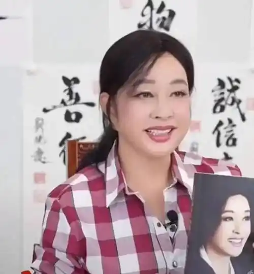 70岁刘晓庆近况曝光:打扮娇嫩似18岁少女!