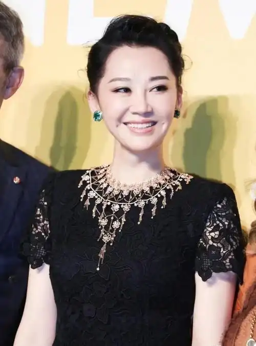 许晴"二次发育"了?穿白衣热裤身材前凸后翘,55岁的素颜美极了