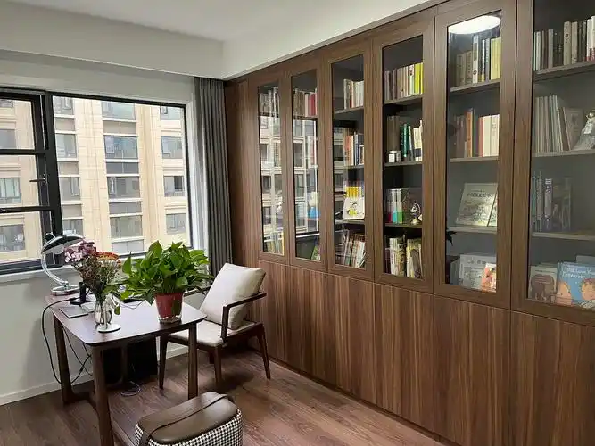 就喜欢这满满一面墙的书柜,可太喜欢了!