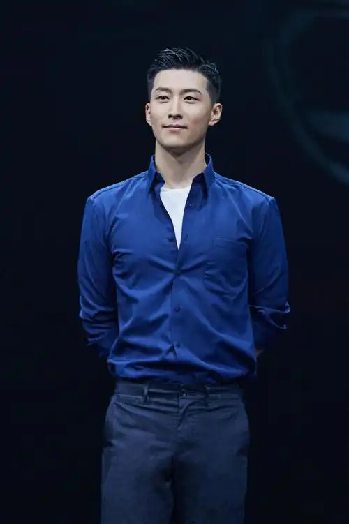 窦骁的脸蛋虽然不惊艳,但穿上正装之后,真是挺有魅力的