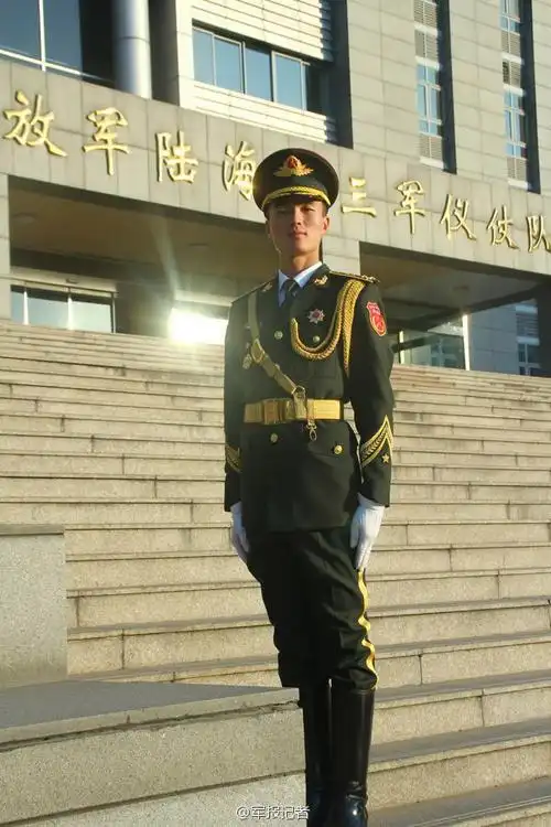 男神猛图来袭:三军仪仗队标兵风姿 - 中国军网