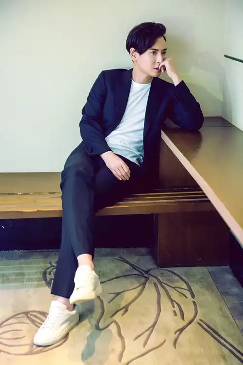 韩栋气质沉稳展绅士风度目光凌厉气场十足