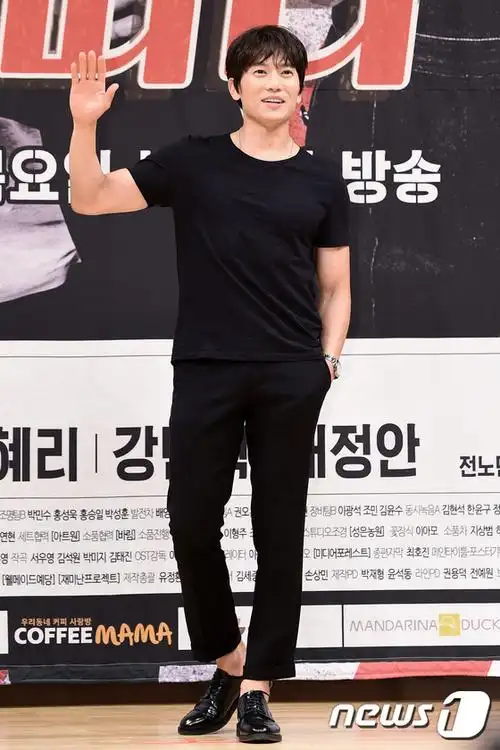 惠利姜敏赫出席《戏子》发布会 池城"礼貌手"显绅士【组图】 (10)