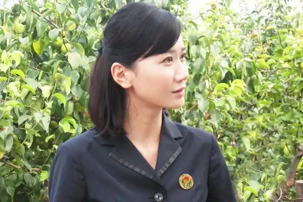 司珂华公证人秀制服带伤拍摄获封拼命三郎