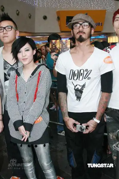 组图范晓萱宣传新专辑与男友合作表现狂野