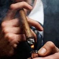 叼着雪茄的霸气抽雪茄头像_微信头像图片大全